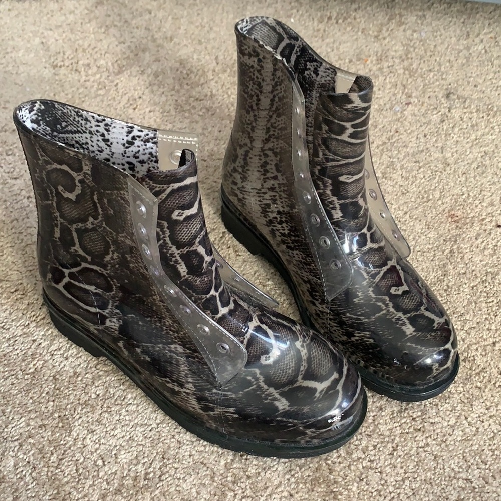 The are snake print the DONT come with laces